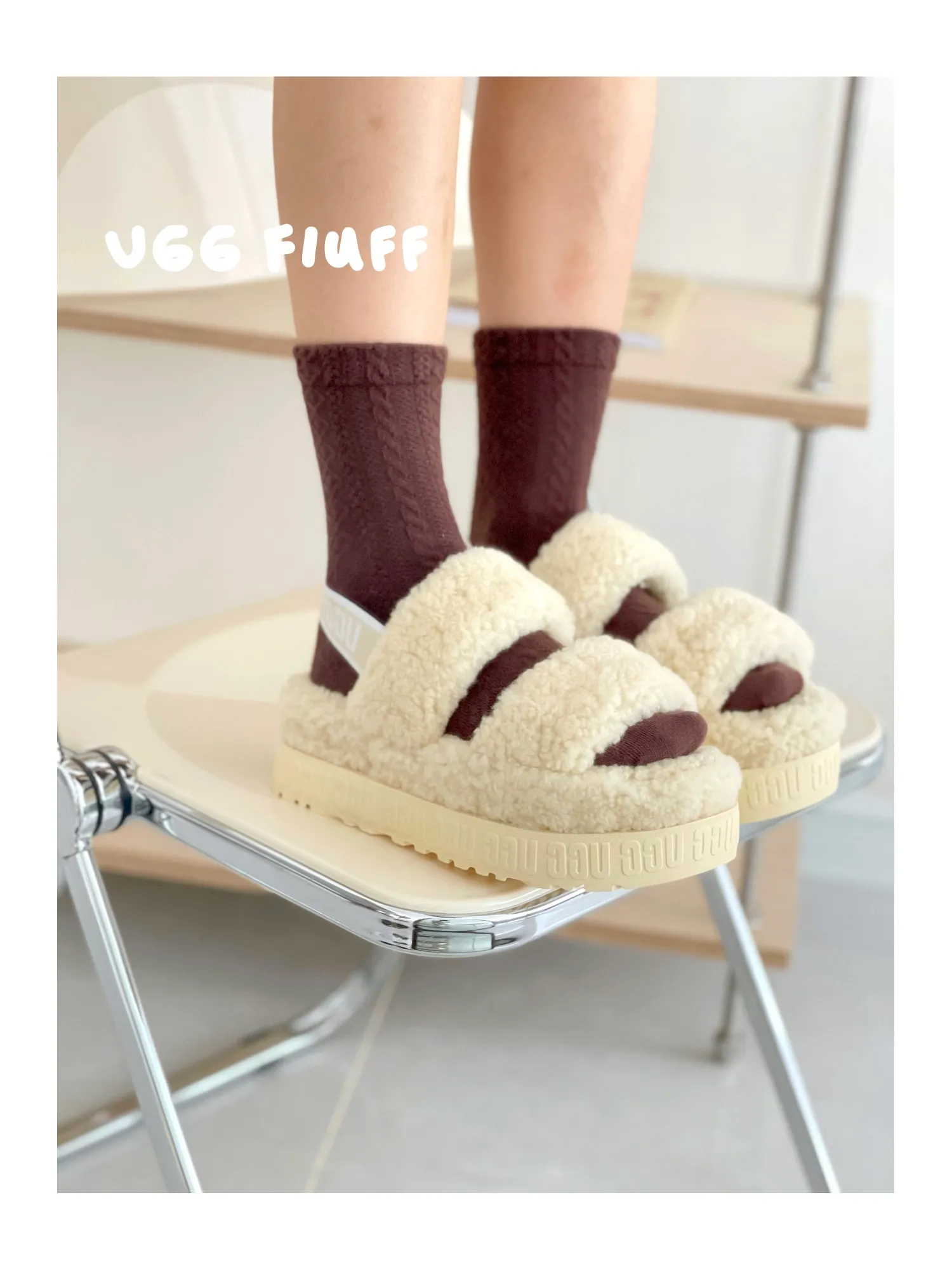 💰440 UGG sheepskin all-in-one snow boots 0876 new autumn and winter style Zhou Dongyu's same style furry slippers Product name: Ovlafita, Longfeng Teddy fur muffin bottom slippers, new at the counter simultaneously It is an upgraded version of the classic oh yeah sandals, the corrugated sheepskin material is used to make it more fashionable and cool, the heel strap is the highlight of the entire design, the muffin bottom visually increases, good news for small sisters, large quantities in stock Code number: 35-41 Color: white, gray, black, pink, army green, maroon